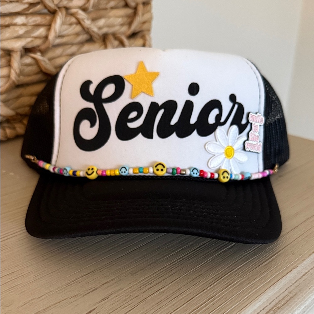 Senior Snapback hat in black/white with smiley chain
